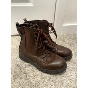 Stylish White Mountain Brown Boots - Pre-loved & Ready for New Adventures!